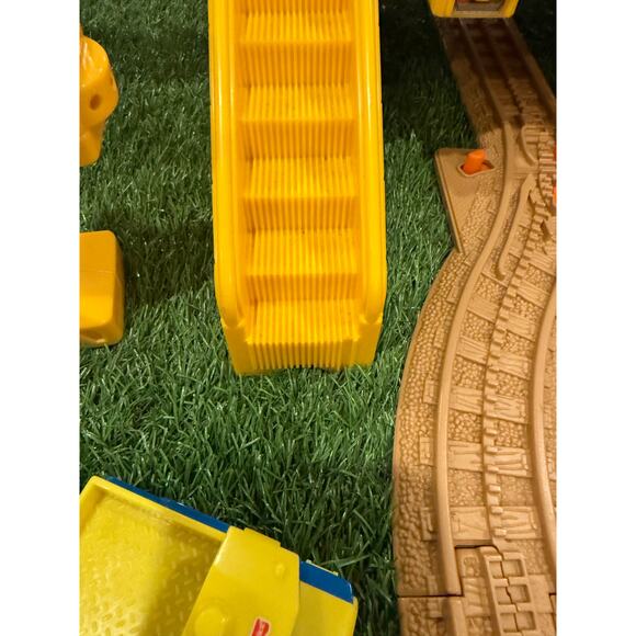 Fisher-Price GeoTrax Rail & Road System Grand Central Station Train Set L3133 - Picture 5 of 8